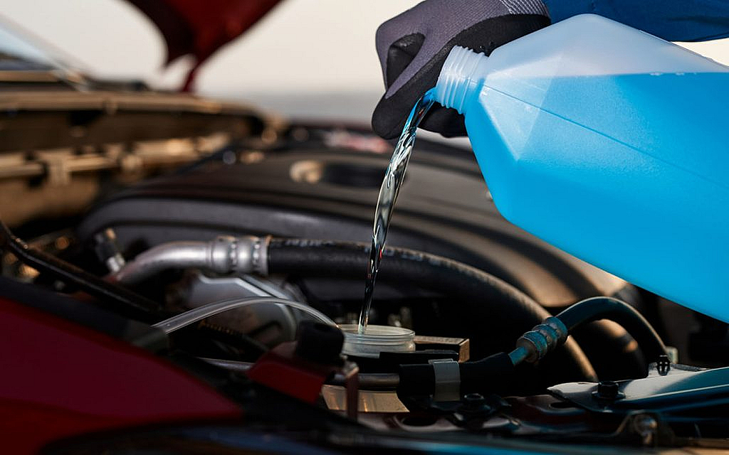 Reposição de anticongelante no motor de um automóvel