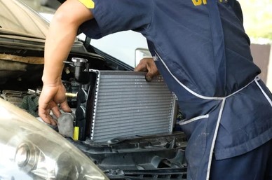 Técnico a montar um radiador num automóvel